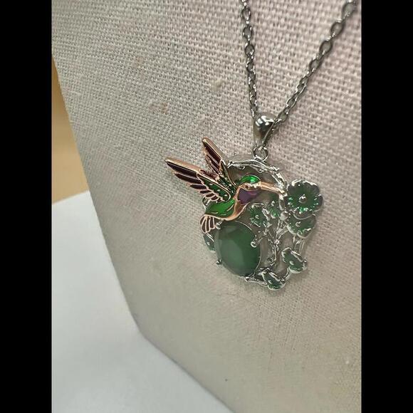Stunning Hummingbird Pendant Necklace with Green Glass Gemstone - Picture 7 of 11